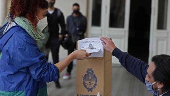Una mujer emite su voto en un colegio electoral, durante las elecciones legislativas primarias en Buenos Aires el 12 de septiembre de 2021 (Foto: Alejandro Pagni / AFP)