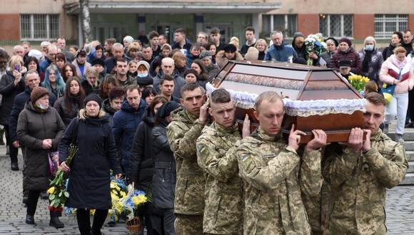 Soldados ucranianos llevan el ataúd de un compañero soldado muerto mientras servía a su país, durante su funeral en el cementerio de Lychakiv en Lviv, en el oeste de Ucrania.