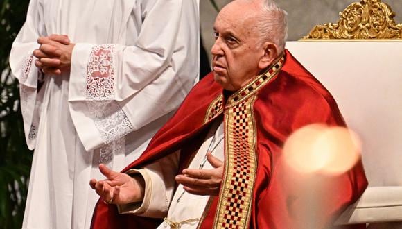 El papa Francisco reza durante la misa de Pentecostés el 28 de mayo de 2023 en la basílica de San Pedro en el Vaticano. (Foto de Alberto PIZZOLI / AFP)