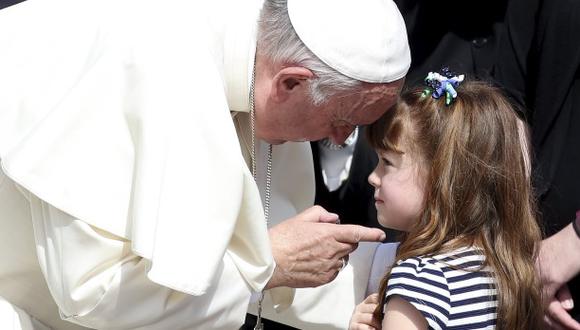 Papa Francisco cumple deseo a niña que se quedará ciega [VIDEO]