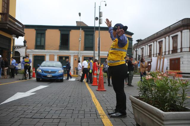 En varias calles del Damero de Pizarro se ensancharon las veredas para beneficiar a los peatones. Provisionalmente, han sido delimitadas con pinturas, macetas y conos (Foto: Atoq Ramón)