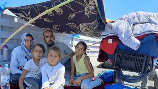 ″¿Papá, vamos a morir?”: la familia que lo perdió todo en los incendios del campamento de refugiados de Moria 