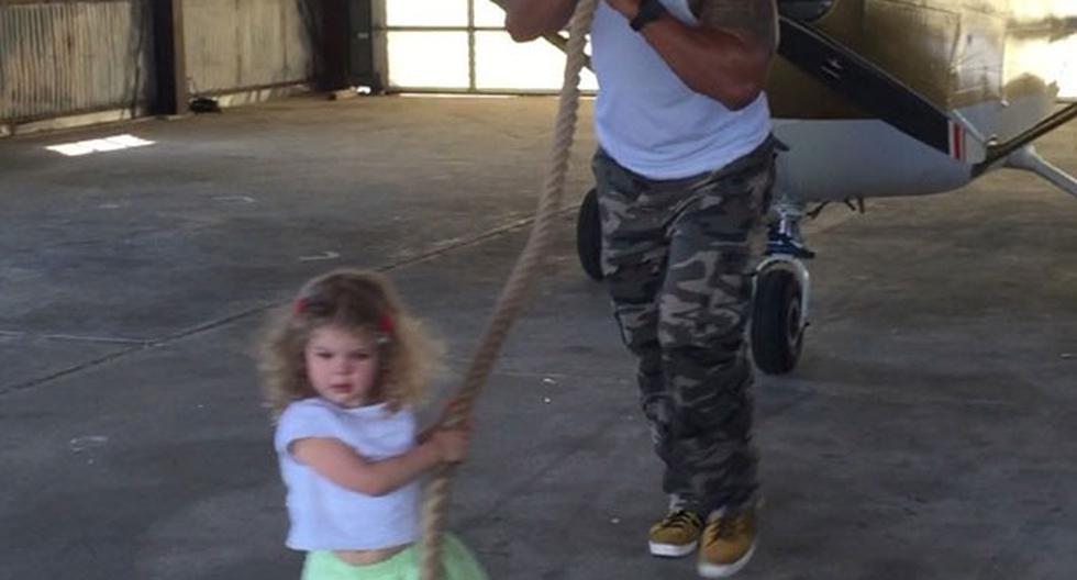 Dwayne Johnson protagonizó un enternecedor video con una niña de 2 años. (Foto: Captura)