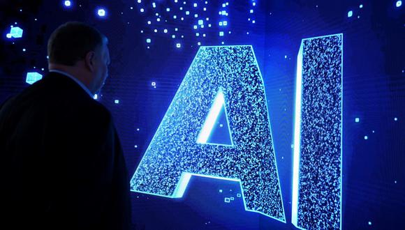 Un visitante observa un cartel de IA (Inteligencia Artificial) en una pantalla animada en el Mobile World Congress (MWC). (Foto de Josep LAGO / AFP)