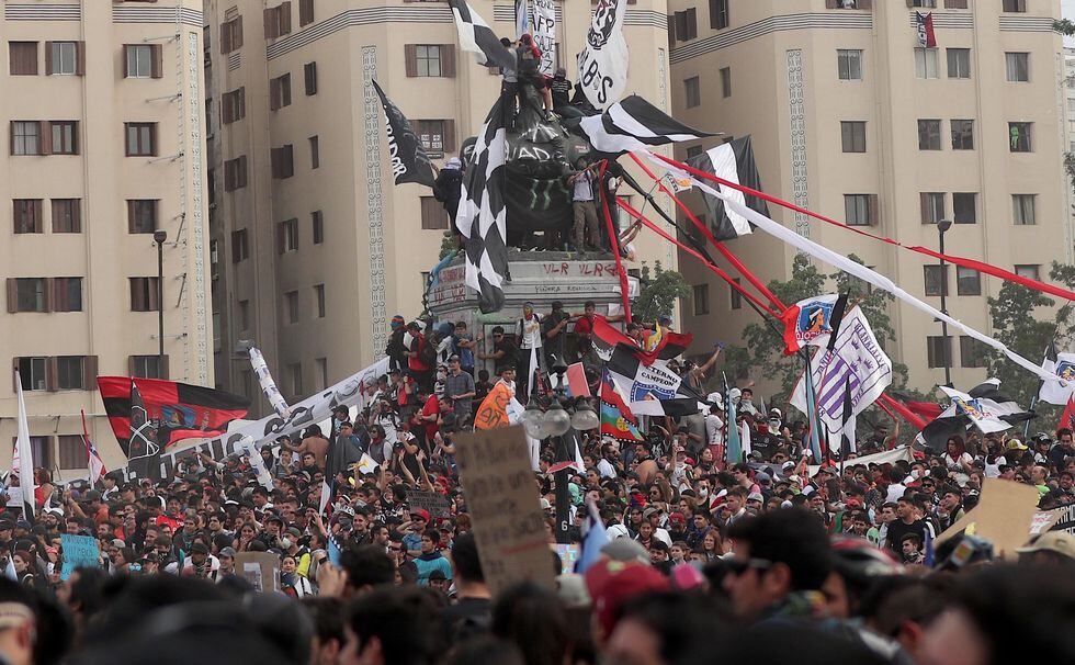 Las hinchadas de fútbol de Chile también se unieron a la multitudinarias protestas del viernes en Santiago. (EFE/ Fernando Bizerra Jr).