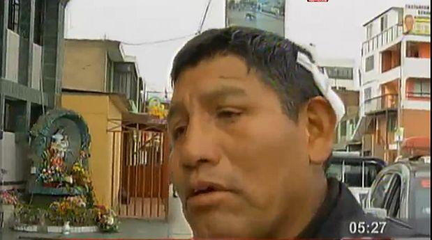 Sujeto golpea a policía con una piedra en la cabeza