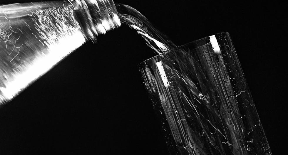 La recomendación de ingerir agua para los pacientes que padecen cálculos renales o infección de tracto urinario con función renal normal, sí es ingerir grandes cantidades de líquidos. (Foto: Pixabay)