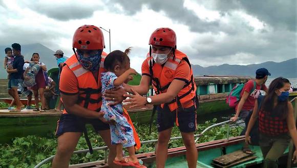 La Guardia Costera de Filipinas evacua a los residentes de las aldeas costeras de la ciudad de Buhi, provincia de Camarines Sur, antes de la llegada del tifón Goni. (Foto: AFP).