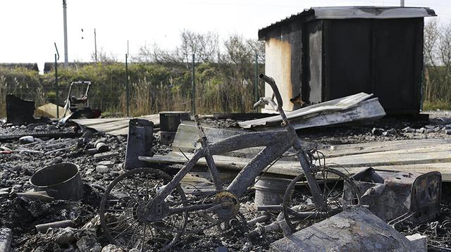 Francia: Evacúan campo de refugiados tras voraz incendio - 10