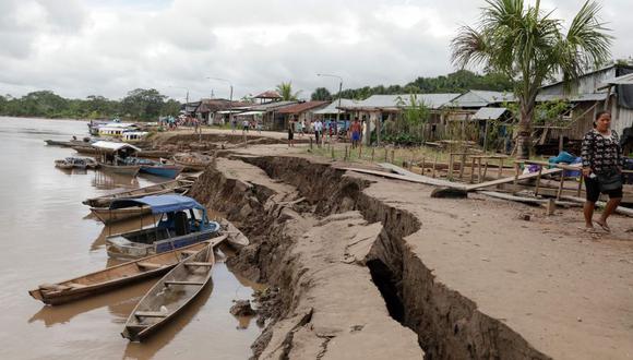 Una vista general muestra una grieta en el suelo causada por un terremoto en Puerto Santa Gema, en las afueras de Yurimaguas, Loreto.  (Foto: AFP)