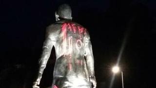 Cristiano Ronaldo: pintaron su estatua con el nombre de Messi