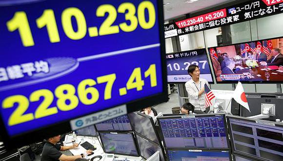 El índice Nikkei de la plaza de Japón repuntó tras caer 1.3% el lunes ante el fortalecimiento del yen frente al dólar. (Foto: Reuters)