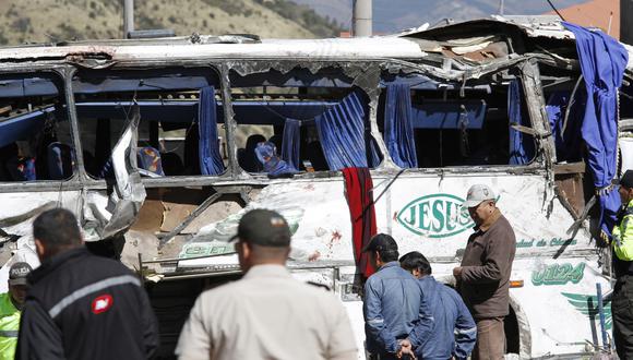Al parecer el bus embistió un jeep -matando a tres de sus cuatro ocupantes, todos ecuatorianos- y siguió hasta volcarse más adelante y terminar estrellado contra viviendas del sector. (AP).