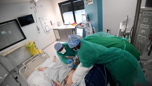 Enfermeras atendiendo a un paciente de coronavirus en el hospital de Saint-Denis. (Foto: AFP)