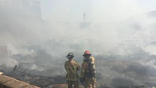 San Juan de Lurigancho: incendio de proporciones consume almacén de colchones en Campoy