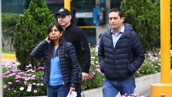 Giulliana Loza, Mark Vito Villanella y Miguel Torres llegaron a la clínica Centenario este domingo. (Foto: Fernando Sangama / GEC)
