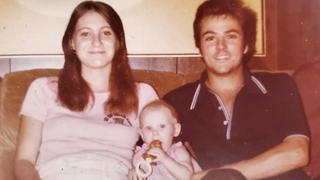 Hallan viva a la hija de una pareja que fue asesinada hace 42 años en Texas