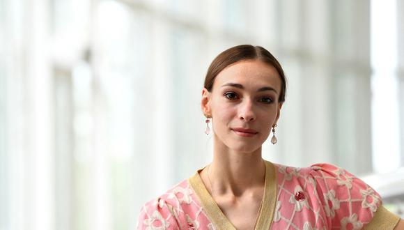 La ex primera bailarina del Ballet Ruso del Bolshoi, Olga Smirnova, posa durante una sesión de fotos en la Ópera Nacional Holandesa, en Ámsterdam.