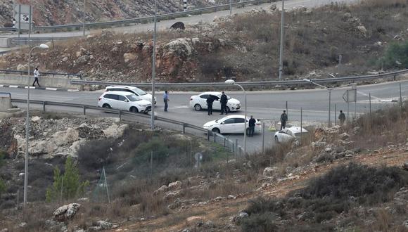 Las fuerzas de seguridad israelíes revisan el lugar de un ataque con arma blanca, cerca del asentamiento judío de Elkana, en Cisjordania, al sur de la ciudad de Naplusa, el 15 de noviembre de 2022. (Foto de EFE/EPA/ALAA BADARNEH)