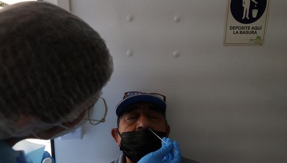 Una persona es testeada para determinar si está contagiada de coronavirus, en Chile. REUTERS
