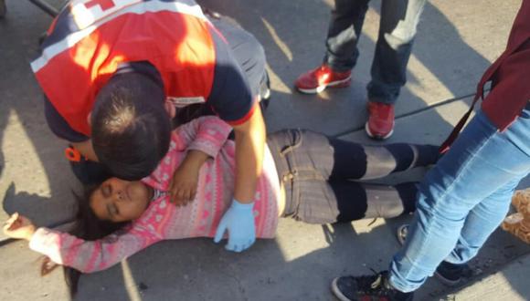La menor fue auxiliada por los testigos, quienes además llamaron a una ambulancia para que la traslade. (Twitter @saidbetanzos)