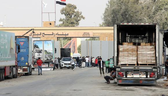 El convoy de ayuda humanitaria con destino a la Franja de Gaza se ve estacionado frente a la puerta fronteriza de Rafah, en el cruce fronterizo de Rafah, Egipto, el 24 de octubre de 2023. (Foto de EFE/EPA/KHALED ELFIQI)
