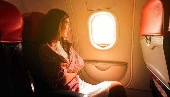 A través de las ventanas, cuando suceda una situación de emergencia, podremos notar lo que está sucediendo con el avión y estar alertas. (Foto: Shutterstock)