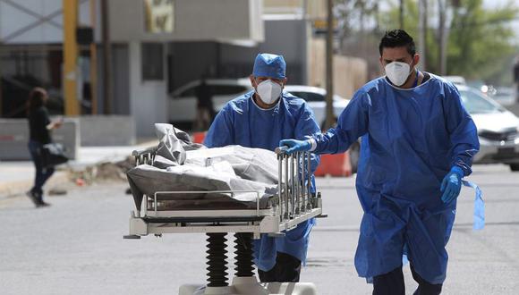 Camilleros conducen el cuerpo de una persona fallecida de covid-19 a la morgue del Hospital General en Ciudad Juárez, estado de Chihuahua (México). (Foto: EFE/Luis Torres).