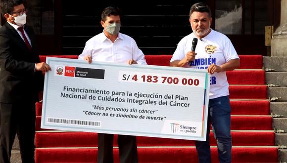 Pedro Castillo entregó un cheque a Andrés Hurtado con una suma mayor a la transferida hoy por el Ministerio de Economía y Finan azas. (Foto: Archivo GEC)