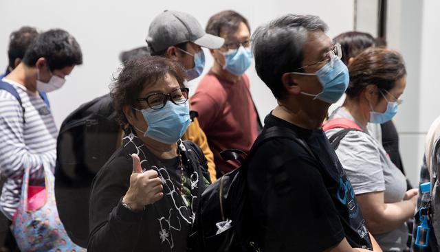 Los más de 3.600 ocupantes del crucero World Dream, inmovilizado en Hong Kong por miedo a que se pudieran producir contagios de coronavirus, fueron autorizados a desembarcar. (EFE/EPA/JEROME FAVRE).