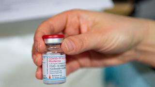 Moderna está desarrollando una vacuna de refuerzo contra el COVID-19 y la gripe