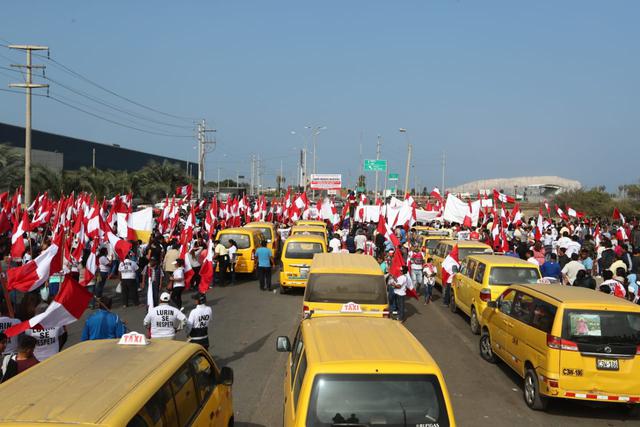 Alcalde de Lurín denuncia que en su distrito hay 6 peajes y los cobros son excesivos. Manifestación congregó a vecinos y transportistas. (Alessandro Currarino / GEC)