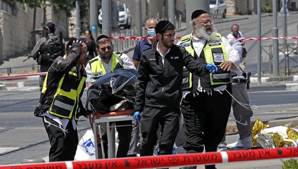 Los servicios de emergencia israelíes transportan el cuerpo del atacante. (Foto de Ahmad GHARABLI / AFP).