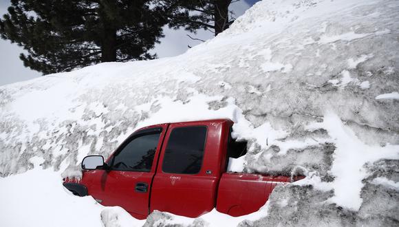 Un automóvil es golpeado en la nieve después de que una tormenta reciente trajo 30 pulgadas de nieve en menos de 24 horas a principios de semana, en Mammoth Lakes, California, EE. UU., el 3 de abril de 2023. (Foto de EFE/EPA/CAROLINE BREHMAN)