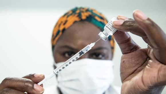 Una trabajadora sanitaria prepara una dosis de la vacuna Pfizer / BioNTech contra el Covid-19 en Le Marigot, costa norte de la isla francesa de La Martinica, el 30 de agosto de 2021. (ALAIN JOCARD / AFP).