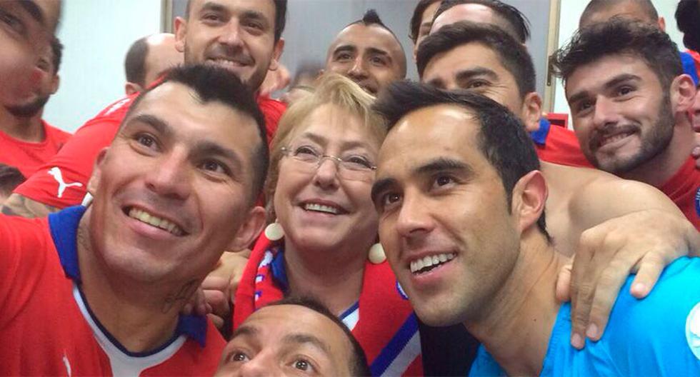 Copa América 2015: Bachelet y jugadores celebran con un selfie. (Foto: Twitter @GobiernodeChile)
