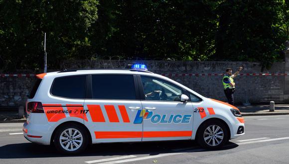 Un automóvil de la policía de Suiza se mueve junto a la "Villa La Grange", en Ginebra, el 11 de junio de 2021. (Foto referencial, FABRICE COFFRINI / AFP).