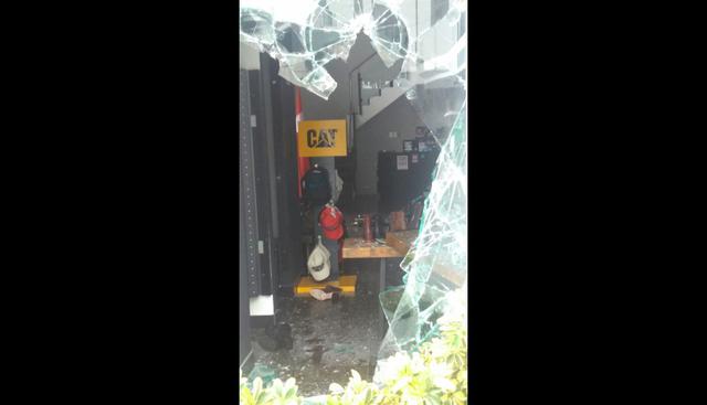 Delincuentes usaron dos combas para romper la mampara del negocio ubicado en la avenida Conquistadores (Foto: Municipalidad de San Isidro)