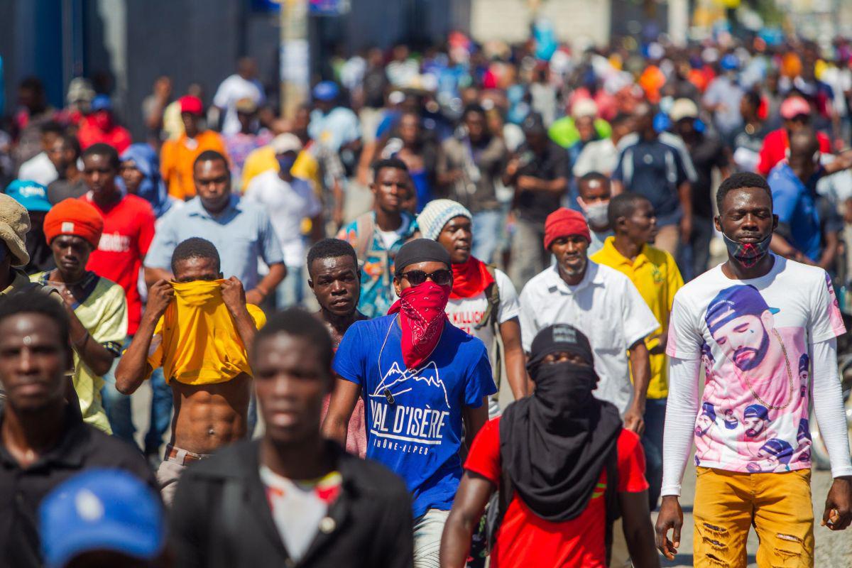 Centenares de personas se manifiestan en una protesta antigubernamental, en Puerto Príncipe. (EFE/Jean Marc Hervé Abelard).