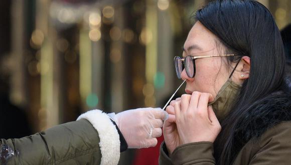 Mientras la contagiosa variante ómicron se extiende por Estados Unidos, los nuevos casos de COVID-19 por día se han triplicado en las últimas dos semanas. (Foto: Angela Weiss / AFP)