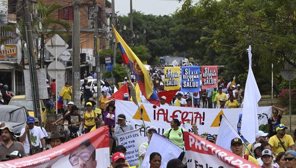 Los partidarios del presidente colombiano Gustavo Petro participan en una manifestación para apoyar las reformas del gobierno en Cali, Colombia, el 14 de febrero de 2023. (Foto de JOAQUIN SARMIENTO / AFP)