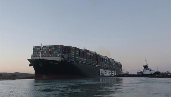 El buque portacontenedores Ever Given después de que fuera parcialmente reflotado en el Canal de Suez, Egipto, el 29 de marzo de 2021. (Foto: EFE).