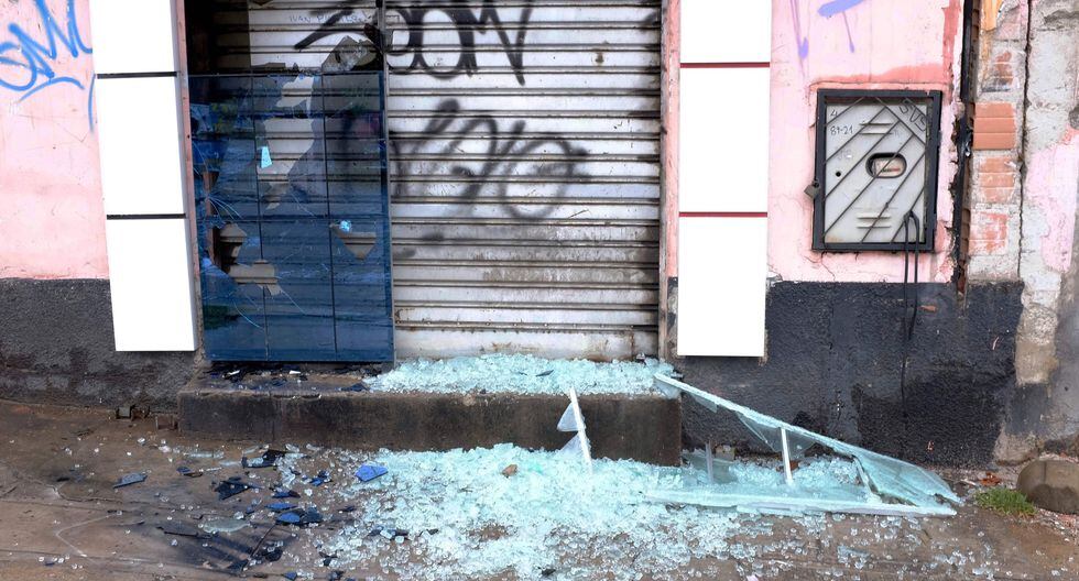 Cientos de negocios fueron destrozados la noche del domingo. (Foto: AFP) Cientos de negocios fueron destrozados la noche del domingo. (Foto: AFP)
