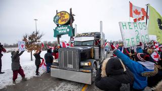 Cientos de camiones se dirigen a Ottawa para protestar contra la vacunación por el coronavirus