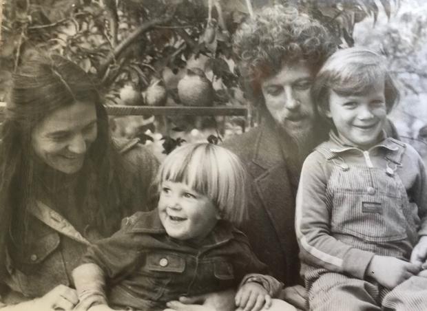 Fotografía familiar: Wendy Weeks junto a su esposo Robert Randall y sus hijos, Ishmael y Joaquín, quienes nacieron en Perú.