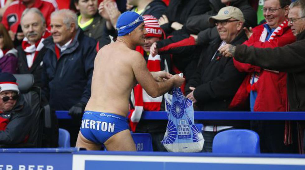 Hincha de Everton en ropa de baño colecta dinero en estadios - 1