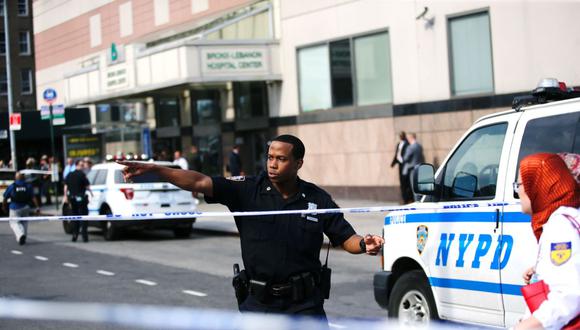 Imagen referencial. Un policía dirige a las personas en Nueva York tras un accidente (Estados Unidos). (EDUARDO MUNOZ ALVAREZ / AFP).