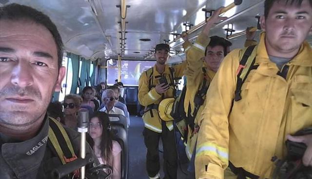 El camión de bomberos se quedó sin combustible y voluntarios fueron a apagar incendio en un bus de transporte público. (Facebook / Fernando Piñero)