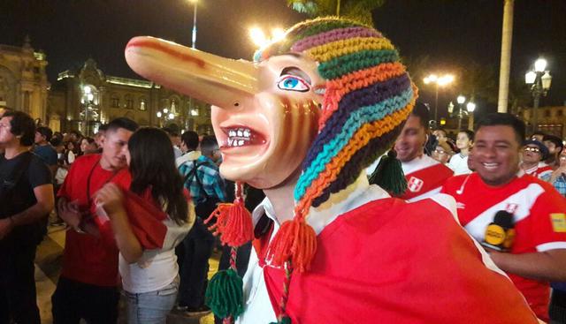 En la Plaza de Armas se instalaron pantallas gigantes para que los hinchas vieran el partido de la selección peruana frente a su similar de Islandia. (Alessandro Currarino/El Comercio)