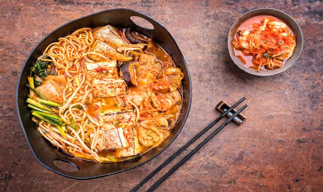 El guiso coreano kimchi jjigae se hace, principalmente, con panceta de cerdo picado, kimchi (col china fermentada), cebollas en rodajas, ajos, pasta de pimiento picante, cebolla china picada (incluidas las hojas) y agua.  / Foto: Shutterstock